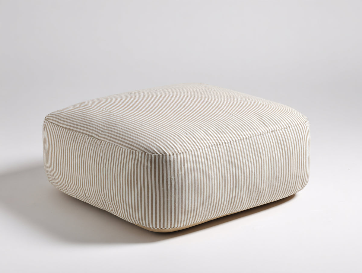 Tabouret 80×80×38 cm - tissu rayé beige et blanc - assise carrée large aux angles arrondis pour chambre à coucher